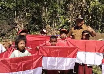 Semangat Kebangsaan di Mamasa : Bupati Bagikan Bendera Merah Putih