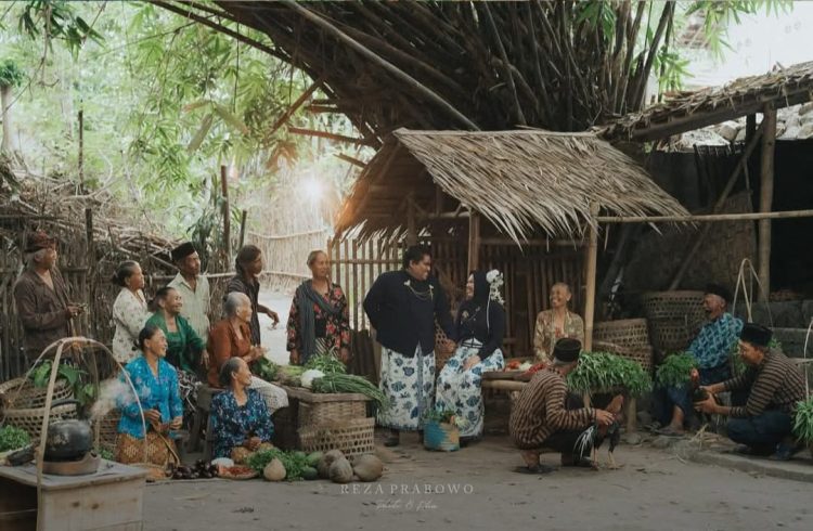 “Karya Seni Pernikahan: Doris dan Rahmatia Menggabungkan Budaya dan Kreativitas”