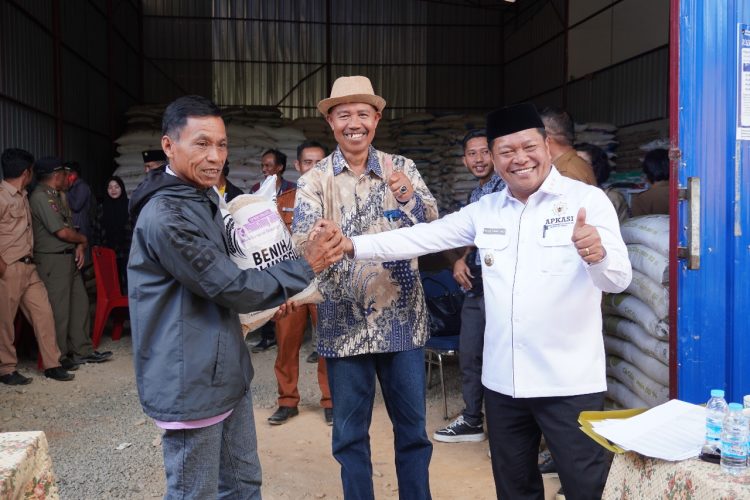 “Mamasa Terus Berupaya Meningkatkan Kesejahteraan Petani Lewat Pupuk Gratis”