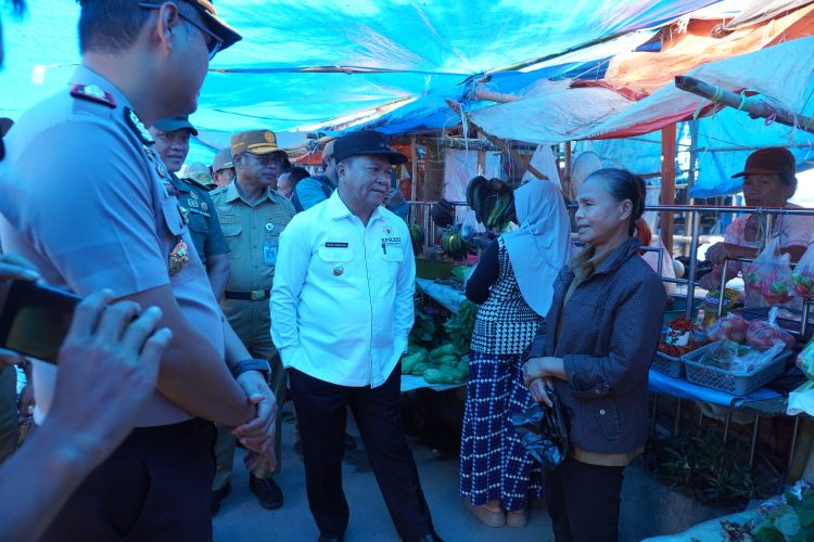 “Bupati Mamasa Sidak Pasar, Tegaskan Jangan Bayar Pungutan Liar”