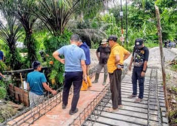 Semangat Gotong Royong Warnai Pembangunan Jembatan Merah Putih di Kulim, Warga: Terima Kasih Pak Polisi