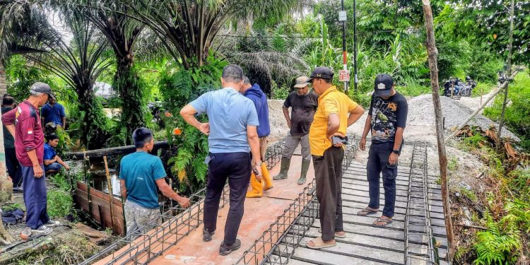 Semangat Gotong Royong Warnai Pembangunan Jembatan Merah Putih di Kulim, Warga: Terima Kasih Pak Polisi