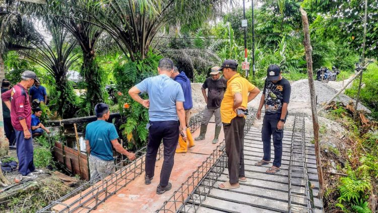 Semangat Gotong Royong Warnai Pembangunan Jembatan Merah Putih di Kulim, Warga: Terima Kasih Pak Polisi