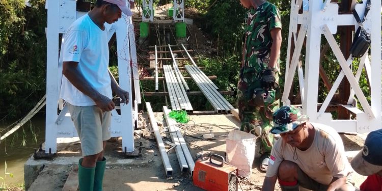 Sinergi TNI AD-Masyarakat Percepat Pembangunan Jembatan Garuda di Mamasa