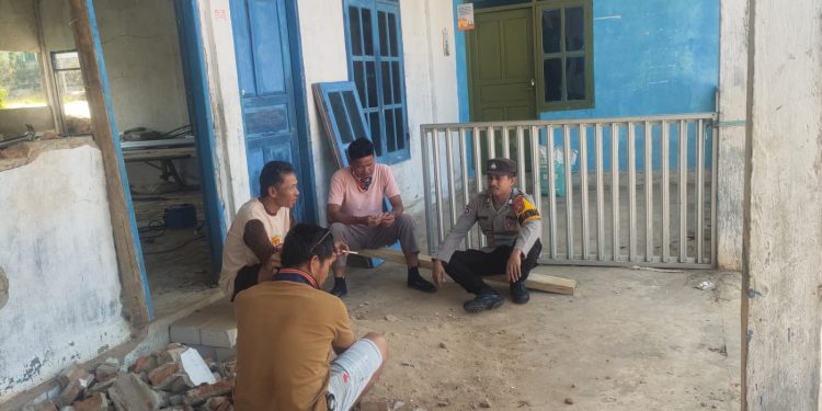Bhabinkamtibmas Polsek Aralle Terapkan Door to Door System Pererat Hubungan dengan Warga