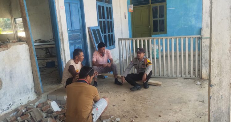 Bhabinkamtibmas Polsek Aralle Terapkan Door to Door System Pererat Hubungan dengan Warga