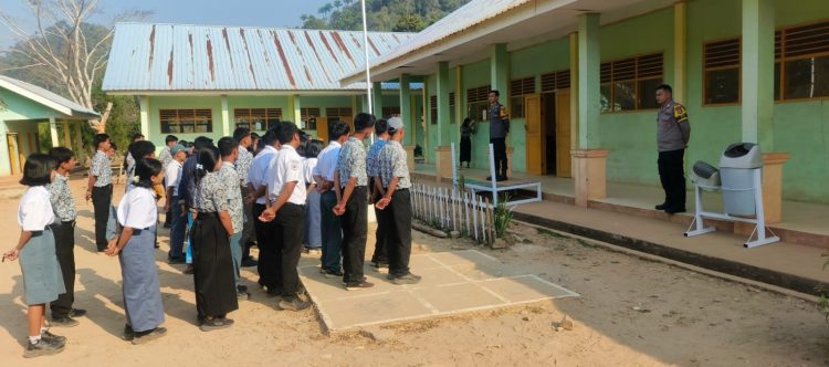 Polsek Sumarorong Sosialisasi dan Ganti Knalpot Brong di SMKN 1 Messawa