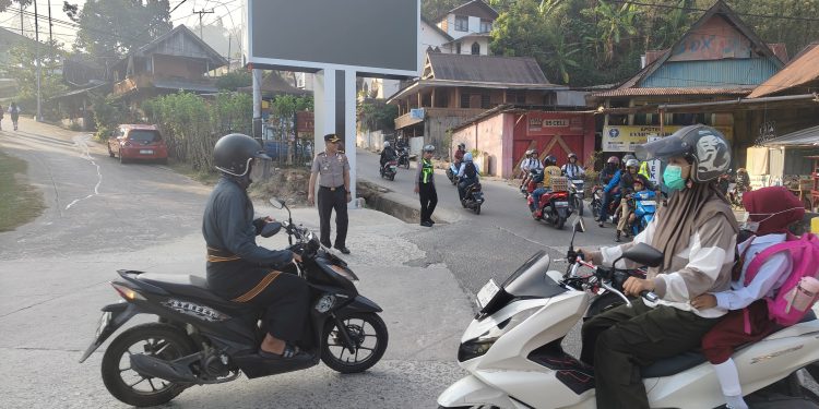 Atur Lalu Lintas, Kapolres dan Wakapolres Mamasa Turun Lapangan
