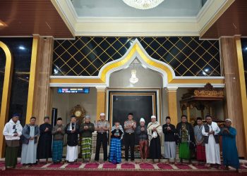 Waka Polres Mamasa Pimpin Shalat Subuh Berjamaah di Masjid Agung Nurul Yaqin untuk Pererat Silaturahmi dan Sinergi Kamtibmas