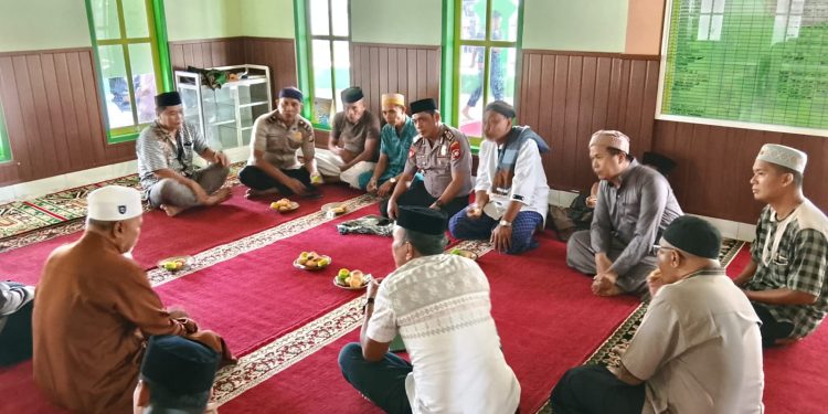 Giat Jum’at Keliling, Kabag Ren Polres Pasangkayu Tampung Keluhan Warga Terkait Miras, Koperasi Ilegal Dan BBM